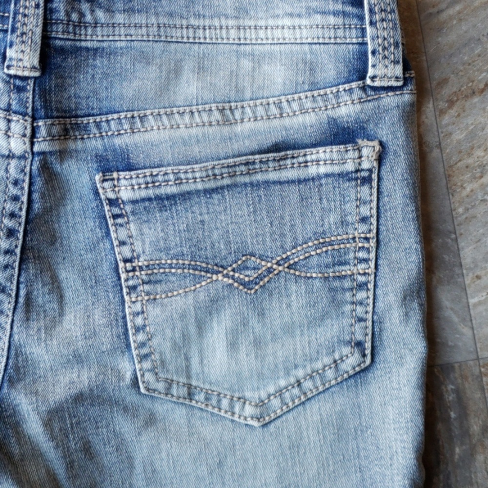 NWT Mudd size 9
Denim Jean Shorts - Picture 5 of 5